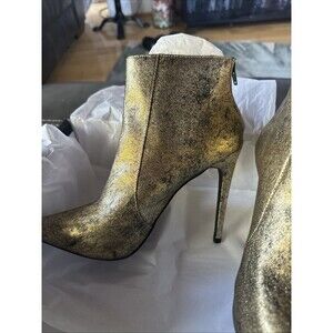 NWT Sz 9 Scene gold ankle boots w/ a pointed toe and stiletto heel